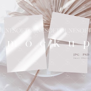 Convite Suite Mockup/Casamento Minimalista 5x7 Convite Chá de Bebê Mockup Neutro/Boho Folha de Palmeira/Sobreposição de Sombra/JPG PSD Objeto Inteligente/S12