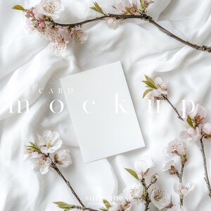 Mockup di biglietto con fiori di ciliegio/Invito moderno 5X7/Mockup di biglietto di auguri verticale per matrimonio e baby shower con fiori Sakura/Oggetto avanzato JPG PSD/N90