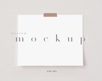 Puede incluir: Una maqueta de póster blanca con la palabra "POSTER MOCKUP" impresa en la parte superior. El póster está pegado a una pared de color beige claro.