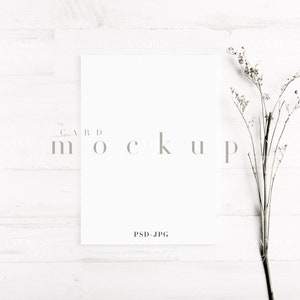 Card Mockup / Sfondo in legno bianco / Invito di nozze Mockup / Modern Winter 5x7 Greeting Card Baby Shower Mockup / JPG PSD Smart Object / N63