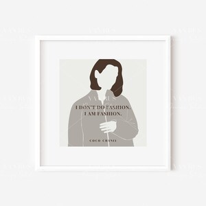 Puede incluir: Una impresi&oacute;n enmarcada con una ilustraci&oacute;n minimalista de una mujer con cabello casta&ntilde;o y una cita de Coco Chanel: "No hago moda, soy moda."