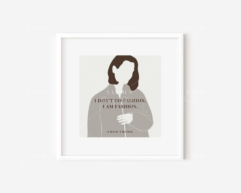 Puede incluir: Una impresi&oacute;n enmarcada con una ilustraci&oacute;n minimalista de una mujer con cabello casta&ntilde;o y una cita de Coco Chanel: "No hago moda, soy moda."