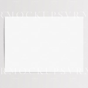 Puede incluir: Una tarjeta blanca en blanco sobre un fondo gris claro.
