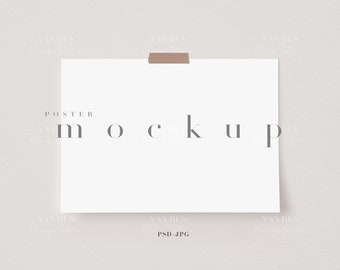 Puede incluir: Una maqueta de póster blanca con la palabra "POSTER MOCKUP" impresa en gris en la parte superior. El póster está pegado a una pared beige claro.
