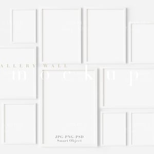 Può includere: Un mockup di parete galleria con otto cornici bianche di diverse dimensioni. Le cornici sono disposte in uno schema sfalsato su una parete bianca. Il testo "GALLERY WALL" è stampato in un carattere marrone chiaro nella parte inferiore dell'immagine.