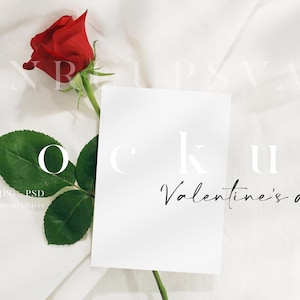 5x7 Valentijnsdag Kaart Mockup / Uitnodiging Mockup / Red Rose Shadow Overlay Mockup / Romantische kaart voor Valentijn / JPG PSD Smart Object / D110