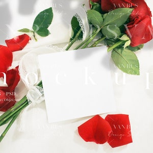 Mockup quadrato della carta di San Valentino / Mockup dell'invito / Mockup di sovrapposizione dell'ombra della rosa rossa / Biglietto romantico per San Valentino / JPG PSD Smart Object / D121
