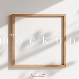 Può includere: Mockup di cornice quadrata in legno con le parole "FRAME" e "mockup" in lettere bianche. La cornice è vuota, con uno sfondo bianco. L'immagine presenta ombre morbide e il testo "softounes" in basso.