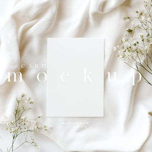 Maquette de carte printanière/Invitation moderne simple 5 x 7/Carte de voeux verticale florale pour baby shower pour mariage Boho Mockup/JPG PSD Objet intelligent/N52