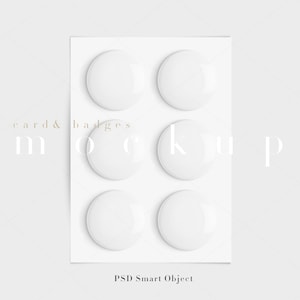 Karte & Badges Mockup/Kleidung Pin Button Mockup/5x7 Karte Mockup/Badge Sublimation/Einfache Badge Karte Display Set von 6/PSD Smart Object/M458