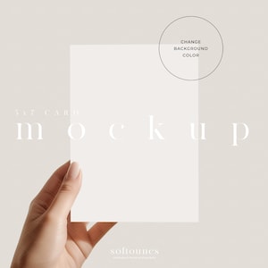 以下が含まれることがあります： 手で持たれた5x7インチカードのモックアップ。ミニマリストフォントで「mockup」の文字。背景はソフトベージュで、「Change Background Color」の文字と円があります。右下隅には「softounes」の文字があります。