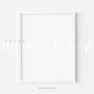 Puede incluir: Maqueta de marco de imagen blanco sobre un fondo blanco. El marco está vacío y listo para su diseño.