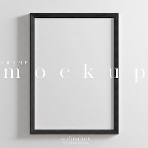 Può includere: Un mockup di cornice rettangolare nera con interno bianco, perfetto per esporre arte o fotografia. La cornice è centrata su uno sfondo bianco. La parola "FRAME" è in alto e "mockup" è al centro. La parte inferiore della cornice ha il testo "softounes".