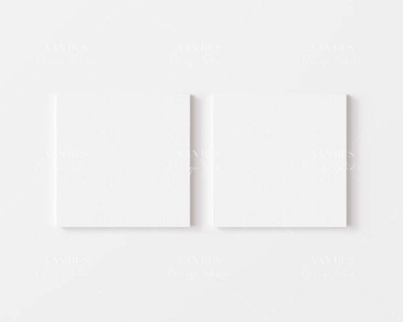Puede incluir: Dos lienzos blancos en blanco se muestran en una pared blanca. Los lienzos son cuadrados y tienen una superficie texturizada.