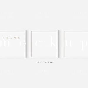 Könnte beinhalten: Drei weiße Bilderrahmen mit dem Text "FRAME MOCKUP" darauf gedruckt. Die Rahmen sind in einer Reihe angeordnet, wobei der Text "FRAME" im linken Rahmen, "MOCK" im mittleren Rahmen und "UP" im rechten Rahmen steht.
