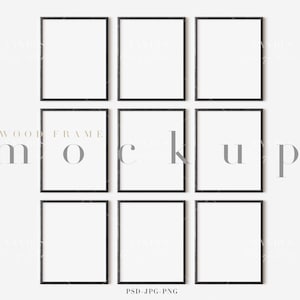 Peut inclure: Une maquette de huit cadres photo noirs disposés en grille sur un mur blanc. Les cadres sont vides et prêts à accueillir vos photos ou vos œuvres d'art. Le texte "WOOD FRAME MOCKUP" est imprimé en gris sous les cadres.