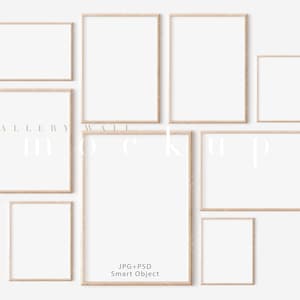 Puede incluir: Una maqueta de pared de galería con nueve marcos de fotos rectangulares con bordes de madera clara. Los marcos están dispuestos en varios tamaños y orientaciones sobre un fondo blanco. El texto "GALLERY WALL MOCKUP" es visible. La esquina inferior derecha dice "JPG+PSD Smart Object".