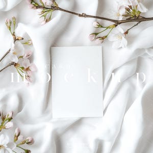 Maquette de carte de fleurs de cerisier/invitation 5 x 7 moderne/maquette de carte de voeux verticale floral Sakura mariage baby shower/JPG PSD objet intelligent/N91