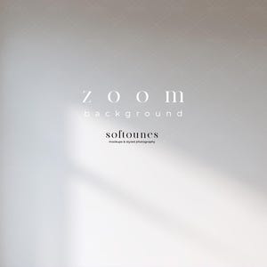 Puede incluir: Imagen de fondo de tonos suaves y neutros con las palabras "ZOOM background" en blanco, junto con el texto "softounes" debajo. La imagen tiene un sutil patrón geométrico y una suave sombra de una ventana.