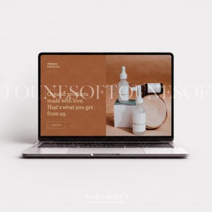 Może przedstawiać: Laptop wyświetla stronę internetową z tekstem &bdquo;Produkty organiczne zrobione z miłością. To właśnie od nas otrzymujesz&rdquo;. Dwie przezroczyste szklane butelki z białymi etykietami i zakraplaczami znajdują się na białym pudełku. Za butelkami plaster drewna.