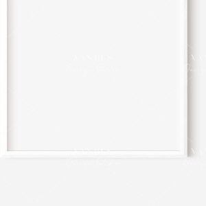Puede incluir: Un marco de fotos blanco con un paspart&uacute; blanco, colgado en una pared blanca.