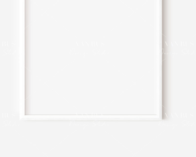 Puede incluir: Un marco de fotos blanco con un paspart&uacute; blanco, colgado en una pared blanca.