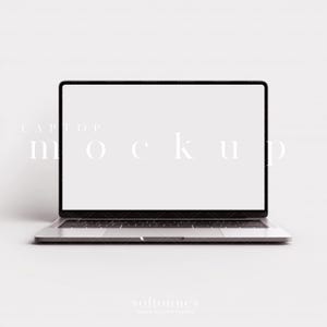 Może przedstawiać: Srebrny laptop z pustym białym ekranem, wyśrodkowany na białej powierzchni. Słowo "LAPTOP" znajduje się nad ekranem, a "mockup" jest napisane na ekranie. Laptop jest otwarty, wyświetlając czysty, jasny wyświetlacz.