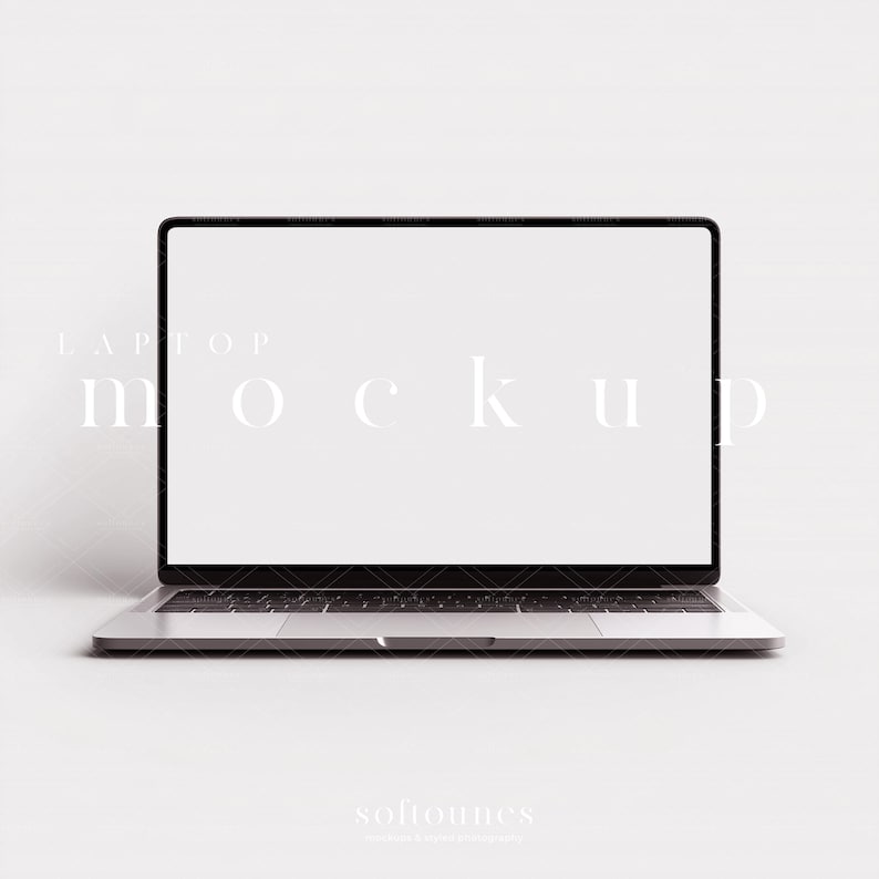 Może przedstawiać: Srebrny laptop z pustym białym ekranem, wyśrodkowany na białej powierzchni. Słowo "LAPTOP" znajduje się nad ekranem, a "mockup" jest napisane na ekranie. Laptop jest otwarty, wyświetlając czysty, jasny wyświetlacz.