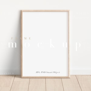 Könnte beinhalten: Ein heller Holzrahmen mit einem weißen Passepartout und einem weißen Hintergrund. Der Rahmen steht auf einem hellen Holzboden. Der Text "JPG - PSD Smart Object" ist unten am Rahmen aufgedruckt.
