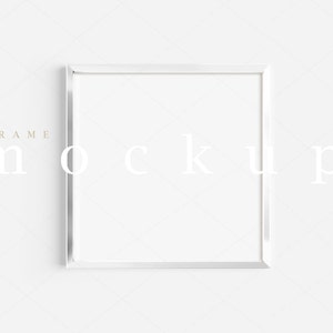 Puede incluir: Una maqueta de marco de imagen blanco con el texto "FRAME MOCKUP" en una fuente marrón claro.