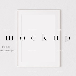 Op de afbeelding: Een witte fotolijst mockup met een witte achtergrond. De lijst hangt aan een muur en heeft een witte passe-partout. De tekst "MOCKUP" is in zwart onder de lijst gedrukt. De tekst "JPG - PNG" en "PSD Smart Object" is in zwart onder de tekst "MOCKUP" gedrukt.