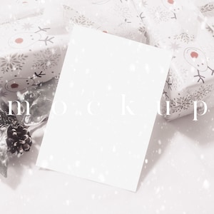 Weihnachtskarte Mockup/5x7 Grußkarte Mockup mit Schnee, Ast und Geschenke Vorlage/Urlaub Mockup Vorlage/JPG PSD Smart Objekt/H96