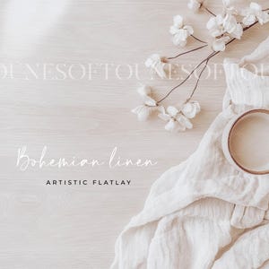 Puede incluir: Una composición plana con una tela de lino blanca, un cuenco y flores blancas sobre un fondo de madera clara. El texto "Bohemian linen. Artistic flatlay" está escrito en blanco sobre la madera.