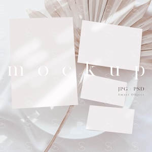 Convite Suite Mockup/Casamento Minimalista 5x7 Convite Chá de Bebê Mockup Neutro/Boho Folha de Palmeira/Sobreposição de Sombra/JPG PSD Objeto Inteligente/S13
