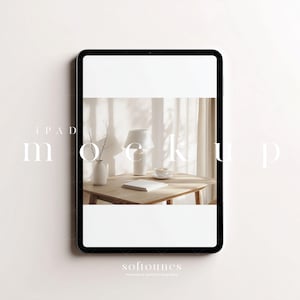 Op de afbeelding: Een iPad-mockup met een zwarte rand, met een minimalistische interieurscène. De scène omvat een houten tafel, een lamp, een vaas met takken en een kopje koffie. De tekst "iPAD mockup" en "softounes" zijn zichtbaar.