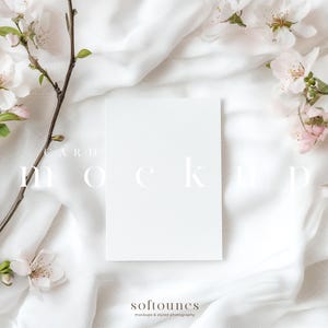 Mockup de cartão com flores de cerejeira/Convite moderno 5X7/Cartão de felicitações vertical com estampa floral Sakura para chá de bebê/JPG PSD Objeto inteligente/N102