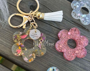 Porte clés Fleur Pailleté avec une médaille personnalisée, cadeau pour tous, maman, mamie, maîtresse, nounou, atsem etc...