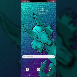 Puede incluir: Una pantalla de teléfono verde azulado y púrpura con una imagen de dibujos animados de un monstruo verde con ojos rosas. La pantalla del teléfono muestra la hora 1:40 PM y la fecha viernes 18 de diciembre. La barra de búsqueda dice "Buscar con Google".