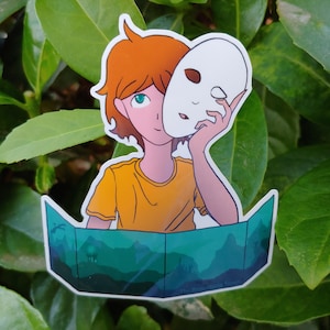 Puede incluir: Una pegatina con un personaje de estilo anime con pelo naranja y una camisa amarilla, sosteniendo una máscara blanca. La pegatina tiene un fondo azul y verde con un diseño de paisaje. La pegatina está sobre un fondo de hojas verdes.