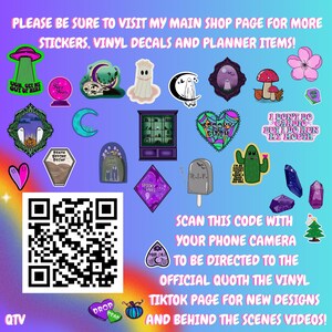 K&ouml;nnte beinhalten: Eine Sammlung verschiedener Vinyl-Aufkleber mit diversen Motiven wie Geistern, Pilzen, Kakteen, Kristallen und textbasierten Grafiken. Ein gro&szlig;er quadratischer QR-Code befindet sich in der unteren linken Ecke, erg&auml;nzt durch Textinformationen.