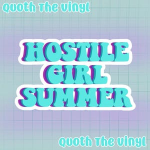 K&ouml;nnte beinhalten: Ein Aufkleber mit dem Text HOSTILE GIRL SUMMER in einer fetten, geschichteten Schriftart in Hellblau, Lila und Dunkelblau. Der Text QUOTH The vinyl erscheint in Hellblau oben und unten auf einem helllila Hintergrund mit Gittermuster.