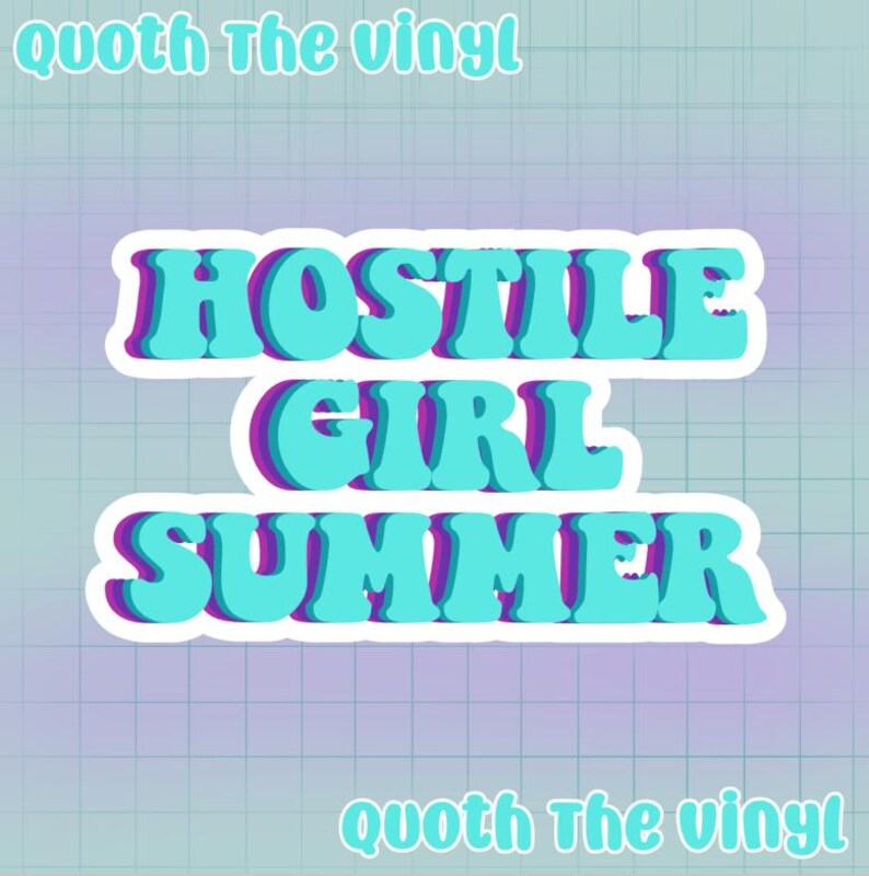 K&ouml;nnte beinhalten: Ein Aufkleber mit dem Text HOSTILE GIRL SUMMER in einer fetten, geschichteten Schriftart in Hellblau, Lila und Dunkelblau. Der Text QUOTH The vinyl erscheint in Hellblau oben und unten auf einem helllila Hintergrund mit Gittermuster.