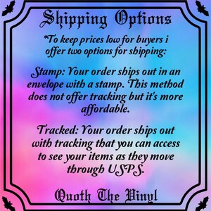 K&ouml;nnte beinhalten: Ein rechteckiges Schild mit schwarzem Rand und kleinen Fledermaus-Symbolen an den Ecken auf einem blau-lila-rosa Farbverlauf. Der Text lautet Shipping Options, gefolgt von Details zu Versandmethoden und endet mit dem Schriftzug Quoth The Vinyl.