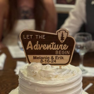 Letrero de madera personalizado Let The Adventure Begins National Forest para tarta de bodas de viajeros con nombre y fecha Letrero de boda para luna de miel y vacaciones