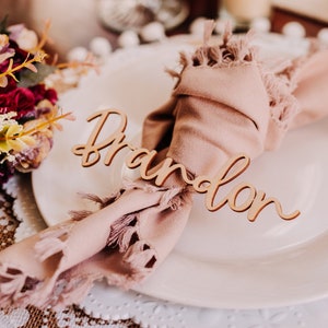 Segnaposto personalizzati per matrimonio in corsivo, targhette con nome personalizzate in legno con taglio laser in oro rosa per matrimoni, nome dell'ospite ritagliato