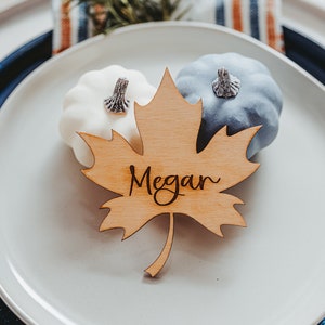 Maple Leaf Name Place Card For Friendsgiving Table Decor, Fall Leaf Name Plate Thanksgiving Table Scape