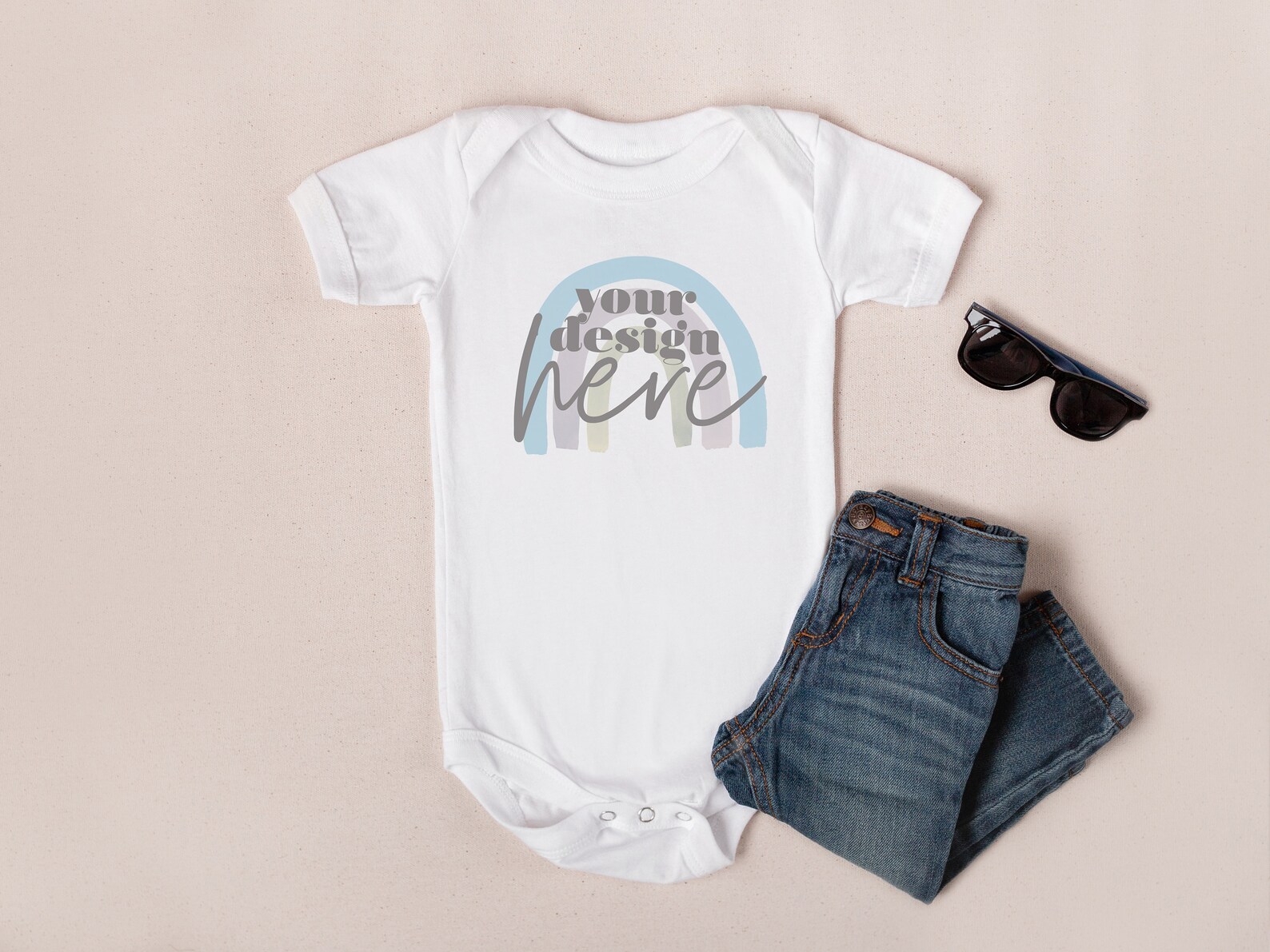 Download White onesie mockup Baby bodysuit mockup baby boy onesie ...
