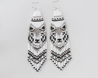 Handgjorda örhängen med vargpärlor och fransar – Grå varghängen – Smycken med etniska djursymboler – Boho statement-örhängen – Present till henne