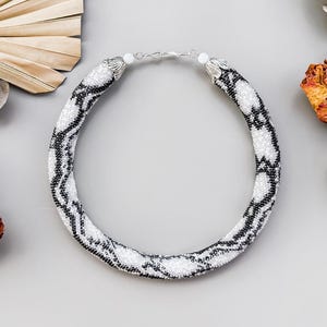 Colar de pele de píton branca e preta feito à mão para ela, corda com contas de cobra, colar de píton, miçangas de pele de serpente, ideia de presente gótico