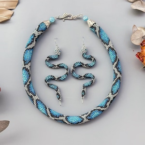 Blaue Python Druck Choker Ohrringe, Gothic Boho Hippie Anhänger Schlange Perle gehäkelte Halskette für Frauen, Yoga Schlange Ungewöhnlicher Statement Schmuck